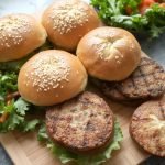 Luftige hamburgerbrød med havremel oppskrift, Hvordan lage hamburgerbrød med grovt mel, Sunnere hamburgerbrød uten hvitt mel, Myke og luftige brød til burger, Grovt hamburgerbrød med havremel oppskrift, Enkel oppskrift på grove hamburgerbrød, Hamburgerbrød uten sukker eller hvitt mel, Fiberberiket hamburgerbrød for sunnere måltid, Hvordan bake luftige grove hamburgerbrød, Hamburgerbrød laget med havre og grovt mel, Sunn burgeroppskrift med hjemmelaget brød, Glutenfri oppskrift på hamburgerbrød med havremel, Tips for perfekt luftige hamburgerbrød, Oppskrift på brød til burgere med havre, Hjemmelaget brød til sunnere hamburgere, Hvordan unngå tørre hamburgerbrød, Grove hamburgerbrød med ekstra fiber, Myke hamburgerbrød til proteinrike burgere, Luftige brød til vegetariske hamburgere, Sunn bakeoppskrift på grove burgerbrød