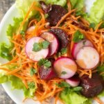 beste oppskrift på fargerik grønnsakssalat, hvordan lage grønnsakssalat med friske urter, oppskrift på sunn salat med sitrusdressing, tips til perfekt balansert grønnsakssalat, friske grønnsaker og sitrus i salaten, enkel salat med urter og sitrus, hvordan lage næringsrik salat på 10 minutter, deilig grønnsakssalat med sprø tekstur, den beste kombinasjonen av urter i salaten, enkel dressing for grønnsakssalat hjemme, slik lager du en fargerik salat, glutenfri oppskrift på sunn grønnsakssalat, oppskrift på salat med sitrusdressing og urter, næringsrik salat for vekttap og sunnhet, hvordan balansere smaker i grønnsakssalat, enkle tips til frisk salat for sommeren, oppskrift på veganvennlig grønnsakssalat, deilig grønnsakssalat med sitron og honningdressing, slik lager du salat som barna elsker, sunne salatoppskrifter med enkel forberedelse.