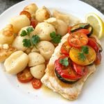 Ovnsbakt torsk med grønnsakslokk oppskrift, Hvordan lage ovnsbakt torsk enkelt, Sunn middag med ovnsbakt torsk, Torsk med sitron og grønnsaker, Lavkarbo torsk oppskrift til middag, Bakt torsk i ovn steg for steg, Smakfull ovnsbakt torsk med sitron, Beste grønnsakslokk til torsk i ovn, Tradisjonell norsk torskemiddag i ovn, Enkel ovnsbakt torskemiddag med grønnsaker, Lavkalori torskerett med grønnsakslokk, Slik tilbereder du ovnsbakt torsk perfekt, Saftig torsk med grønnsaker i ovn, Hvordan unngå tørr torsk i ovn, Klassisk oppskrift på bakt torsk, Hurtig oppskrift på ovnsbakt torsk, Bakt torsk for nybegynnere på kjøkkenet, Sitronmarinert torsk med grønnsaker i ovn, Hvordan variere torskemiddag med grønnsaker, Tips for perfekt ovnsbakt torsk hver gang.