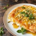 Silkemyk künefe med sunnere ingredienser, Hvordan lage künefe med lett ost, Sunn künefe oppskrift med honning, Enkel künefe med lett ost og sirup, Perfekt dessert: künefe med mindre sukker, Tradisjonell künefe på en sunn måte, Hjemmelaget künefe med honning og ost, Beste måten å lage sunn künefe, Künefe for nybegynnere: enkel oppskrift, Hvordan tilberede silkemyk künefe hjemme, Sunn dessert med künefe og honning, Künefe uten sukker for sunnere livsstil, Lett ost til künefe: tips og triks, Künefe med gyllen honning og kremaktig ost, Sunnere alternativ til tradisjonell künefe, Hvordan redusere kalorier i künefe, Enkel künefe-oppskrift på budsjett, Perfekt sprø künefe med sunn fylling, Hvordan få silkemyk konsistens i künefe, Sunnere dessert med künefe og naturlig honning.