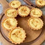 Sunnere Pastéis de Nata oppskrift, Hvordan lage luftige kremterter hjemme, Sunnere alternativer til portugisiske desserter, Lett og luftig dessert med kremfyll, Hjemmelaget pastéis de nata uten sukker, Tradisjonelle portugisiske bakverk oppskrifter, Kremterter med sunn vri for helsebevisste, Sunn dessertidé med portugisisk vri, Hvordan få kremterter lette og luftige, Oppskrift på sukkerfrie pastéis de nata, Portugisiske krembakelser med mindre sukker, Helsevennlige pastéis de nata for diabetikere, Glutenfrie portugisiske desserter oppskrifter, Sunn og enkel oppskrift på kremterter, Pastéis de nata oppskrift for nybegynnere, Feilfri bakst av luftige pastéis de nata, Tips for å lage perfekte kremfylte terter, Sunn dessert til helgekosen, portugisisk stil, Tradisjonelle desserter med moderne sunnhet, Kremterteoppskrift uten meieriprodukter.