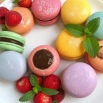Fargerike macarons med mørk sjokoladefyll, Luftige macarons for festlige anledninger, Hvordan lage perfekte macarons hjemme, Klassisk oppskrift på macarons med sjokolade, Enkel guide til luftige og fargerike macarons, Glutenfri oppskrift på macarons med sjokolade, Fargerike franske macarons til spesielle anledninger, Mørk sjokolade macarons for sjokoladeelskere, Beste tips for macarons uten sprekker, Oppskrift på luftige macarons med fyll, Lag profesjonelle macarons med sjokolade hjemme, Søte og elegante macarons til dessertbordet, Fransk macarons med sjokolade uten feil, Luftige makroner med fyldig sjokoladesmak, Fargerike dessertmakroner med sjokoladefyll, Perfekte hjemmelagde macarons for nybegynnere, Feilfrie macarons med intens sjokoladesmak, Festmakroner med levende farger og sjokolade, Tips for å unngå sprekker i macarons, Fantastiske sjokolademacarons med luftig konsistens
