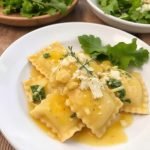 Hjemmelaget ravioli med ricotta og spinatfyll, Enkel oppskrift på ricottafyllt ravioli, Sunnere raviolioppskrift med spinatfyll, Hvordan lage ravioli fra bunnen av, Autentisk italiensk ravioli med ostefyll, Vegetarisk ravioli med kremet spinatfyll, Beste pastadeig for hjemmelaget ravioli, Ravioli oppskrift med spinat og parmesan, Klassisk italiensk pastarett med spinat, Glutenfri ravioli med ricottafyll, Tradisjonell italiensk spinatravioli hjemme, Enkel guide til å lage ravioli selv, Lavkarbo ravioli med spinat og ost, Tips for perfekt hjemmelaget ravioli, Hvordan lage pastafyll med ricotta, Ravioli med spinat for nybegynnere, Feilfri ravioli til familie og venner, Kremet spinatfyll for hjemmelaget ravioli, Hvordan lage vegetarisk ravioli hjemme, Sunn og deilig ravioli til middag.