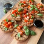 Sprø og frisk bruschetta oppskrift med tomat, Enkel bruschetta med fersk basilikum, Klassisk italiensk bruschetta med tomat, Hvordan lage sprø bruschetta hjemme, Sunn bruschetta med tomat og urter, Rustikk bruschetta med frisk basilikum, Glutenfri bruschetta med tomat og krydder, Vegetarisk bruschetta for forrett eller snacks, Lett og smakfull bruschetta-oppskrift, Bruschetta med hjemmelaget tomatfyll, Frisk bruschetta til sommermat, Italiensk inspirert bruschetta med basilikum, Enkel forrett bruschetta til fest, Sprø brucheta med tomater og urter, Lunsjidé sprø og enkel bruschetta, Brusheta oppskrift for nybegynnere, Hjemmelaget bruscetta på under 15 minutter, Deilig brusheta med solmodne tomater, Bruschetta med frisk smak av Italia, Perfekt brusheta for enhver anledning