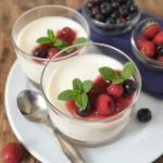 Silkemyk Panna Cotta oppskrift med bær, Lett dessert med frisk bærtopping, Enkel og silkemyk Panna Cotta variant, Glutenfri Panna Cotta med frisk smak, Hvordan lage Panna Cotta med bærsaus, Klassisk italiensk Panna Cotta med topping, Silkemyk dessert med bringebær og jordbær, Sunnere Panna Cotta med fruktig topping, Enkel oppskrift på Panna Cotta med fløte, Lett og luftig Panna Cotta variant, Panna Cotta med syrlig bærtopping oppskrift, Fløyelsmyk Panna Cotta til sommerdessert, Langtidskokt Panna Cotta med kremet konsistens, Frisk og silkemyk dessert til fest, Italiensk dessert med bær og Panna Cotta, Panna Cotta oppskrift uten gelatin, Hvordan lage feilfri silkemyk Panna Cotta, Enkel sommerdessert med Panna Cotta og bær, Panna Cotta med smakfull jordbærtopping, Lettvint oppskrift på italiensk Panna Cotta