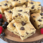 Lett lys brownie med havremel oppskrift, Blondie med honning og havre, Sunn brownie variant med havremel, Enkel lys blondie med honning, Lavkalori blondie med havre, Lett lys kake med havre og honning, Blondie bakt med havremel og honning, Havremel blondie oppskrift for diett, Naturlig søtet blondie med honning, Kakeoppskrift med havremel og honning, Glutenfri lys blondie med havre, Sunnere blondie med havre og søtning, Hvordan lage blondie med havremel, Lys havrebrownie med naturlig søtning, Blondie med mild honningsmak, Havremel brownie for enkle desserter, Lett lys blondie oppskrift, Honningkake med havremel til dessert, Blondie med sprø skorpe og honning, Havrebasert lett lys brownieoppskrift.