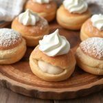 Svenske minisemlor med mager mandelkrem, Fullkorn minisemlor oppskrift enkel, Sunnere minisemlor til spesielle anledninger, Fullkorn minisemlor bakingstips, Hvordan lage mager mandelkrem, Tradisjonelle svenske semlor varianter, Bakte semlor med helkornmel, Minisemlor med mindre fett mandelkrem, Sunn svensk bakst uten sukker, Tradisjonell bakst med moderne vri, Sunnere alternativer til minisemlor, Oppskrift: Semlor med fullkornsdeig, Lag mager krem til semlor, Helkorn minisemlor oppskriftstips, Enkle fullkornsminisemlor for hverdagsbruk, Hvordan servere sunne semlor, Minisemlor til fest med sunn krem, Kalorireduserte minisemlor med krem, Kombinasjon av helkorn og lett mandelkrem, Svensk dessertklassiker med ny vri.