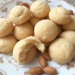 Myke marsipankaker med mandler og honning, Hvordan lage hjemmelaget marsipankakeoppskrift, Glutenfri marsipankake med naturlige ingredienser, Naturlig søt dessert med mandler og honning, Enkel marsipankakeoppskrift med honningsirup, Marsipankake uten tilsatt sukker og mel, Fiberrik dessert med mandler og naturlig sødme, Tradisjonell kakeoppskrift med marsipan og nøtter, Søt marsipankake med gylden honningglasur, Hvordan bake marsipankake med mandelfyll, Marsipankake som dessert til spesielle anledninger, Marsipankake med luftig konsistens og smak, Økologisk marsipankake med naturlige søtningsmidler, Marsipankaker for barnas bursdagsfeiring, Allergivennlig marsipankakeoppskrift med mandler, Kake for feiringer med marsipan og honning, Hvordan dekorere marsipankake med mandler, Sunnere kakealternativ med naturlige ingredienser, Marsipankake med lavt fettinnhold og høyt fiber, Myk og saftig marsipankake med honningdryss.