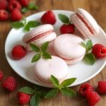 Luftige bringebærmakroner med mandelfyll, Oppskrift på luftige makroner med bringebær, Søte bringebærmakroner med kremet mandelfyll, Hvordan lage bringebærmakroner hjemme, Tips for perfekt bringebærmakronstekstur, Makronoppskrift med bringebær og mandler, Luftige makroner uten feil for nybegynnere, Bruk av friske bringebær i makroner, Slik får du luftige og smakfulle makroner, Bringebærmakroner med naturlig søtt fyll, Makroner med sprø ytre og myk kjerne, Glutenfrie bringebærmakroner med fyll, Smaksrike makroner med bringebærpuré, Kombiner smakene av mandel og bringebær, Oppskrift for proffe makroner hjemme, Makroner uten tilsatt sukker og med bær, Klassiske franske bringebærmakroner, Delikate og myke makroner med bringebær, Hvordan oppnå perfekte makronskjell, Lær å lage makroner med riktig balanse.