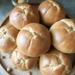 Saftige fullkornsboller med honning og krydder, Hvordan lage smakfulle fullkornsboller hjemme, Søte boller med naturlig honningsmak, Fullkornsboller med hint av kanel og ingefær, Enkel oppskrift på fullkornsboller med krydder, Naturlig søte boller med honning og krydder, Fullkornsboller for sunn frokost eller snacks, Tradisjonelle fullkornsboller med smak av krydder, Saftige boller med honning uten sukker, Hjemmelagde boller med fullkornsmel og honning, Fiberrike boller med smakfull krydderblanding, Lett oppskrift på saftige fullkornsboller, Boller med honning, kanel og kardemomme, Sunne fullkornsboller for hele familien, Honningboller med krydder for kaldere dager, Glutenfrie fullkornsboller med krydder og honning, Fullkornsboller uten tilsatt sukker, Naturlig søte krydderboller til kaffen, Hvordan lage krydrede fullkornsboller enkelt, Håndlagde boller med honning og nøye utvalgte krydder.