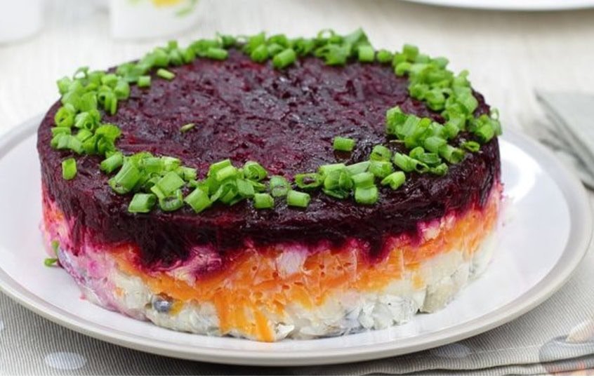 Sild
Under Pels Oppskrift: Tradisjonell Salat Fra Øst-Europa Med Lagvis Perfeksjon salta med rødbete, rødbete og fisk,