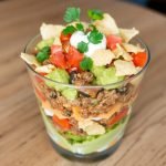 Oppskrift på tacosalat i glass, korleis lage tacosalat i glass, enkel tacosalat med kjøttdeig, sunn tacosalat utan ost, lagvis tacosalat til fest, tacosalat med guacamole og salsa, beste tacosalatoppskrift, tacosalat i porsjonsglas, rask tacosalat med tortillachips, kva bruke til tacosalat, tacosalat utan rømme, heimelaga tacosalat med kjøtdeig, korleis få knasande tacosalat, sunn middag med tacoingredienser, dekorativ tacosalat til buffet.