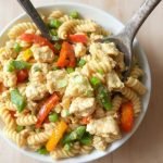 Oppskrift på pastasalat med karrikylling, korleis lage pastasalat med karrikylling, enkel pastasalat med kylling, krema pastasalat med karri, sunn pastasalat oppskrift, pastasalat med kylling og grønnsaker, karri dressing til pastasalat, kald pastasalat med karrikylling, varm pastasalat med kylling, kva er best pasta til pastasalat, middag med kylling og pasta, raske pastasalatar med karri, pastasalat til buffet, korleis få saftig kylling til pastasalat, pastasalat som smakar godt dagen etter