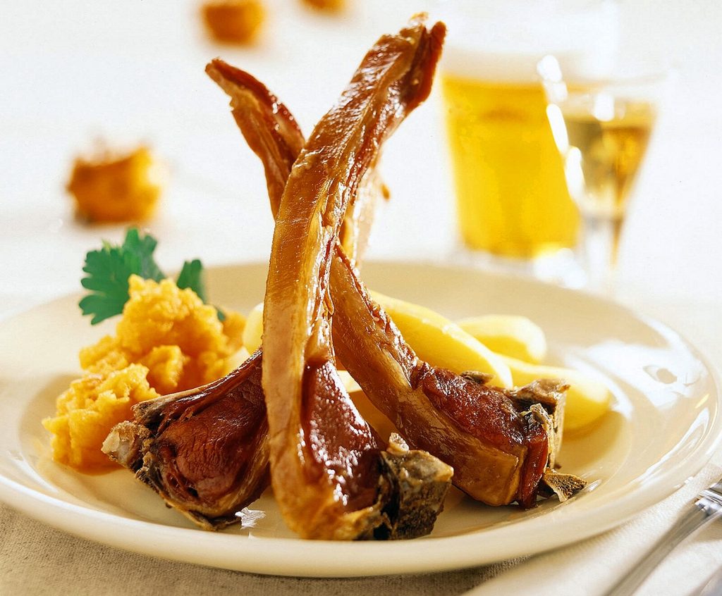 Pinnekjøtt
oppskrift: Tradisjonell rett med dampede rotgrønnsaker for en smakfull
julemiddag pinnekjøtt sunn