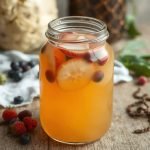 Hjemmelaget kombucha med bringebærsmak, Kombucha med fruktig twist oppskrift, Enkel oppskrift på hjemmelaget kombucha, Kombucha med mango og ananas, Fruktig kombucha med sommerbær, Kombucha med jordbær og basilikum, Hjemmelaget kombucha med sitrus og bær, Frisk og fruktig kombucha til sommeren, Kombucha med tropisk smak av pasjonsfrukt, Naturlig fermentert kombucha med frukt, Oppskrift på kombucha med bringebær, Kombucha med sitron og ingefær, Sunn hjemmelaget kombucha med frukt, Kombucha med melon og mynte, Fruktig kombucha perfekt for sommerdager, Kombucha med fersken og lime, Lett å lage fruktig kombucha, Kombucha med smak av eple og kanel, Kreativ kombucha med bær og sitrus, Kombucha med krydret twist og frukt.