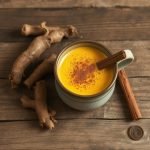 Gyllen gurkemeielatte oppskrift med melk, Helsefordeler med gyllen gurkemeielatte, Enkel oppskrift på gurkemeielatte, Gyllen latte med gurkemeie og krydder, Anti-inflammatorisk gurkemeielatte for helse, Varmende gurkemeielatte med kokosmelk, Hvordan lage gurkemeielatte hjemme, Gurkemeielatte med honning og kanel, Sunn gurkemeielatte for kalde dager, Gyllen melk med gurkemeie for søvn, Vegansk oppskrift på gurkemeielatte, Hjemmelaget latte med gurkemeiepulver, Enkel og gyllen latte for immunforsvar, Melkefri gurkemeielatte med mandelmelk, Gyllen latte for betennelsesdempende effekt, Sunn og smakfull gurkemeiedrikk, Gyllen latte med krydder og ingefær, Fordeler med å drikke gurkemeielatte, Beste gurkemeielatte oppskrift for hverdagen, Gyllen gurkemeielatte med plantebasert melk.